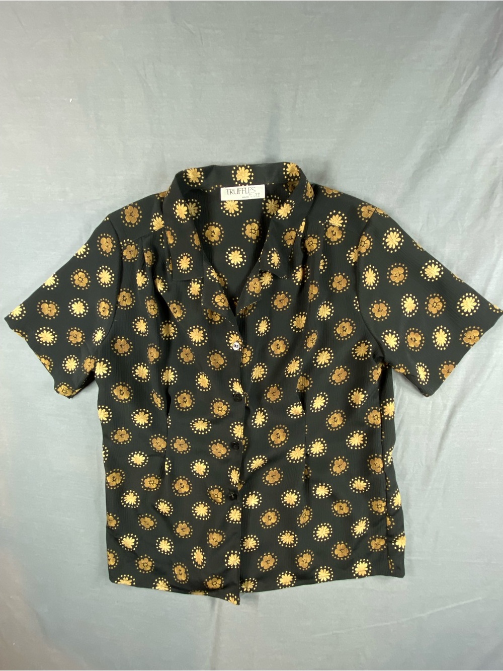 Truffleâs Womens Black Short-Sleeve Button-Up Shirt with Gold retro Daisy Print